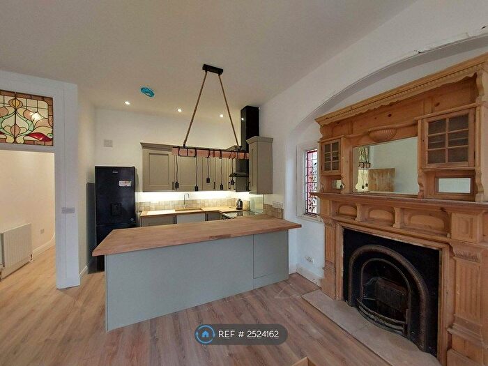 3 Bedroom Flat To Rent In Princes Avenue, London, N3