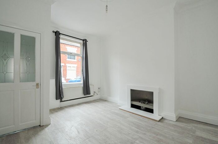 2 Bedroom Town House To Rent In Helena Street, Salford, M6