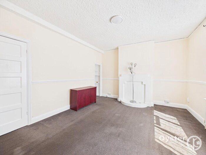 3 Bedroom Flat To Rent In Whitchurch Lane, Edgware, HA8