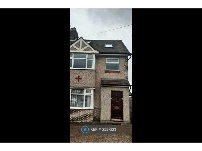 3 Bedroom Flat To Rent In Ribblesdale Avenue, Middx, UB5