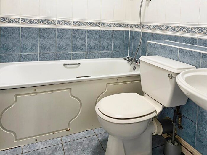2 Bedroom Flat For Sale In Riverside Place, Fordingbridge, SP6
