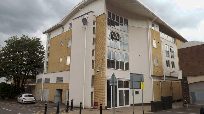 1 Bedroom Apartment To Rent In Dukes Court, GU14