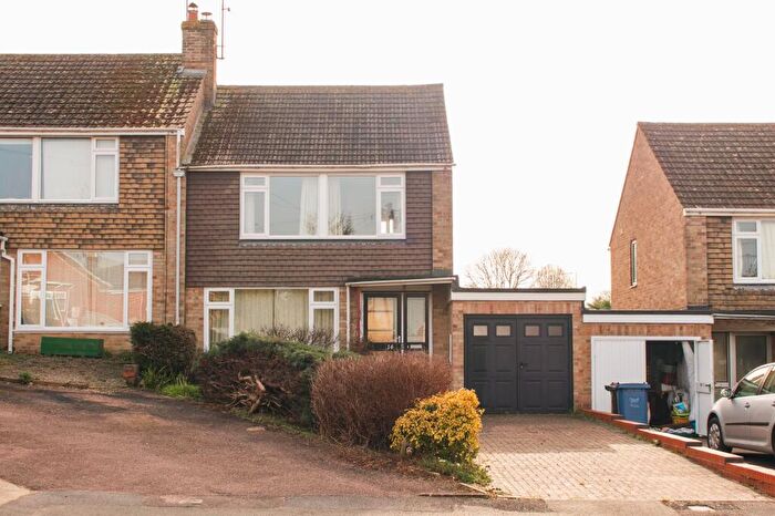 3 Bedroom Semi Detached House For Sale In Osterley Grove, Banbury, OX16
