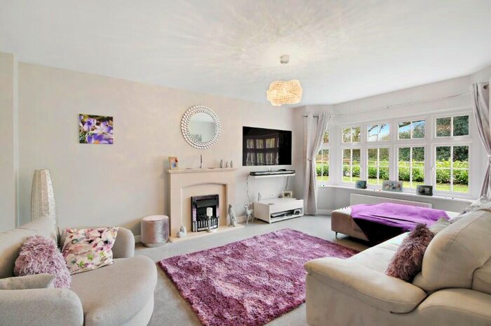 4 Bedroom Detached House For Sale In The Furrows, RH10