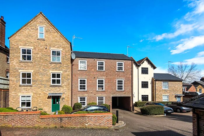 2 Bedroom Flat For Sale In High Street, Berkhamsted, Hertfordshire, HP4