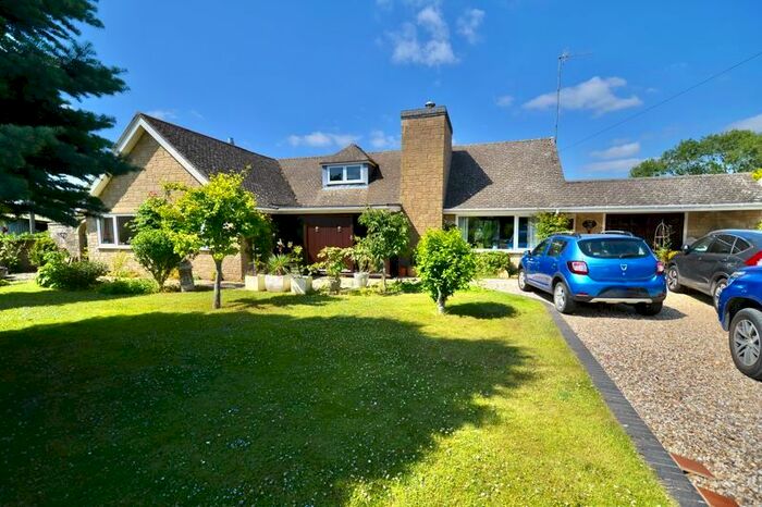 4 Bedroom Detached Bungalow For Sale In Court Lane, Offenham, Evesham, WR11