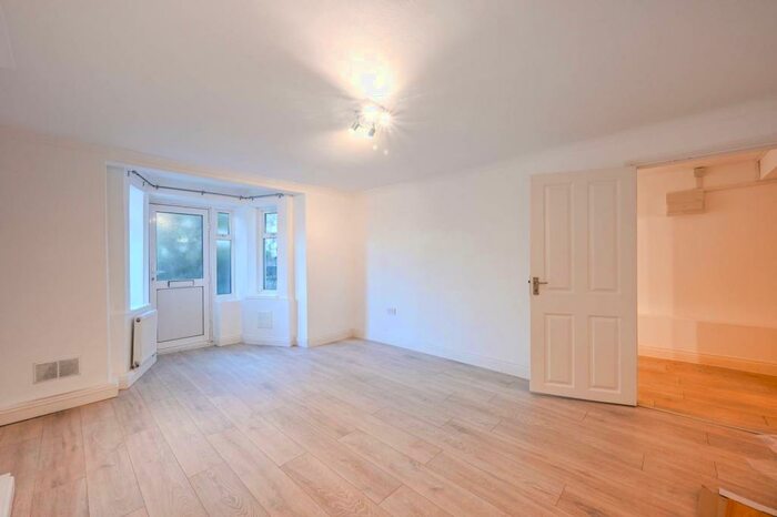 1 Bedroom Flat To Rent In Romford Road, Stratford, London, E7