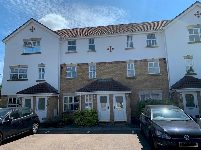 2 Bedroom Flat To Rent In Byewaters, Watford, Hertfordshire, WD18