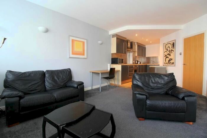 2 Bedroom Flat To Rent In South Parade, Leeds, LS1