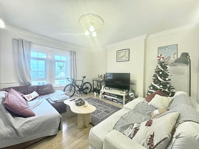 3 Bedroom Flat To Rent In Ouseley Road, London, SW12