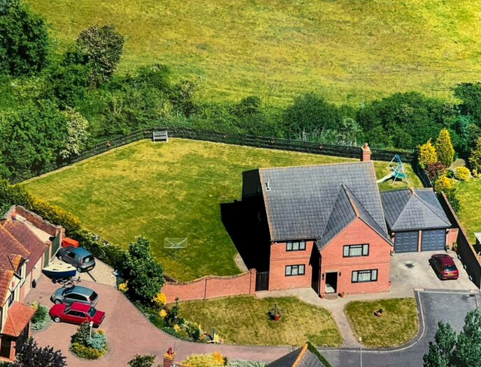 5 Bedroom Detached House For Sale In Thatchers Croft, Chelmsford, CM3