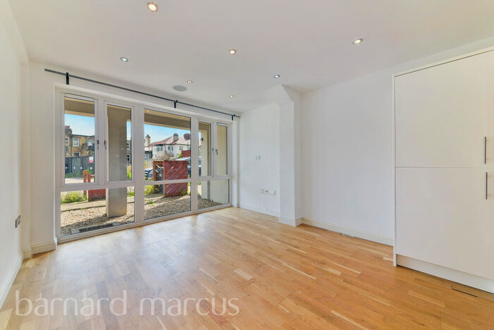 2 Bedroom Maisonette To Rent In Haling Down Passage, South Croydon, CR2