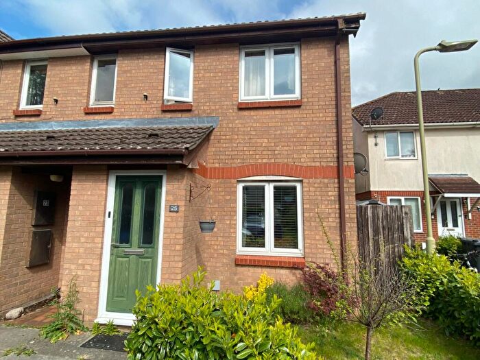 2 Bedroom Maisonette For Sale In Kings Road, Petersfield, Hampshire, GU32