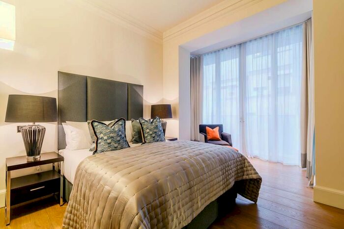 3 Bedroom Flat To Rent In Duke Street, London, W1K