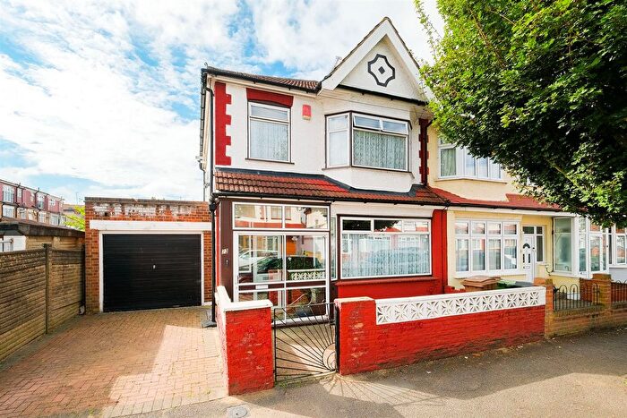 3 Bedroom End Terrace House For Sale In Loxham Road, Chingford, E4