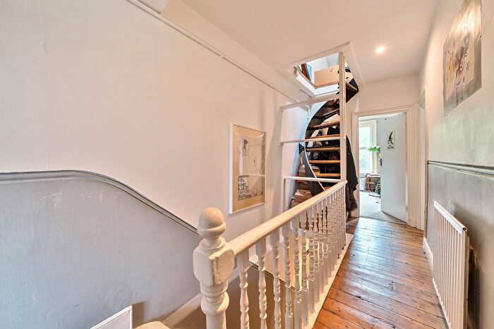 2 Bedroom Flat For Sale In Coldharbour Lane, Camberwell, London, SE5