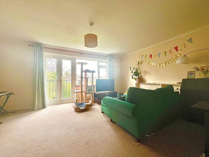 2 Bedroom Flat To Rent In Coombe Dene, Bromley, BR2