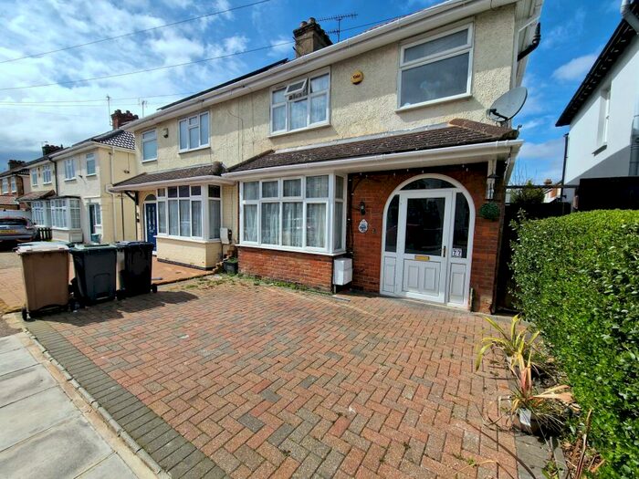 4 Bedroom House To Rent In Richmond Hill, Luton, LU2
