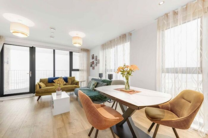 2 Bedroom Flat For Sale In Lakeside Drive, Acton, NW10