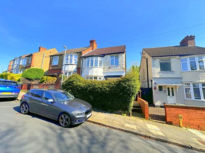 3 Bedroom Semi-Detached House To Rent In Richmond Hill, Luton, Bedfordshire, LU2