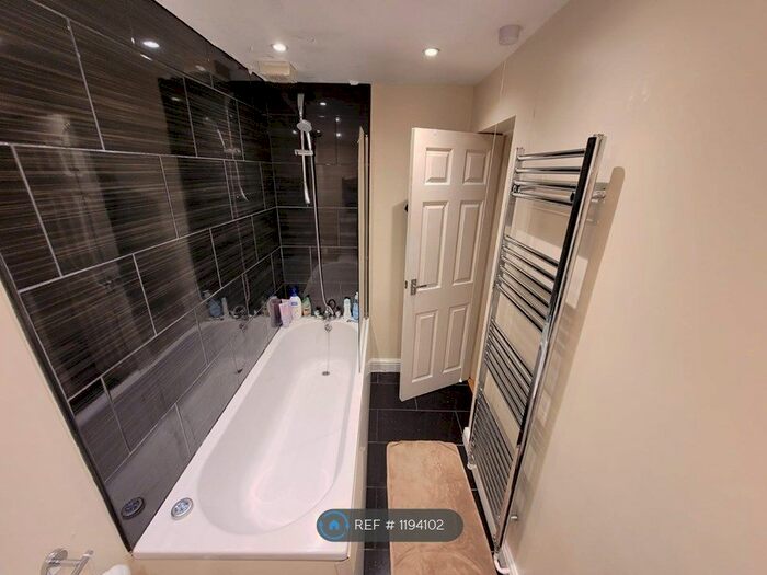 2 Bedroom Flat To Rent In Meanwood Road, Leeds, LS6