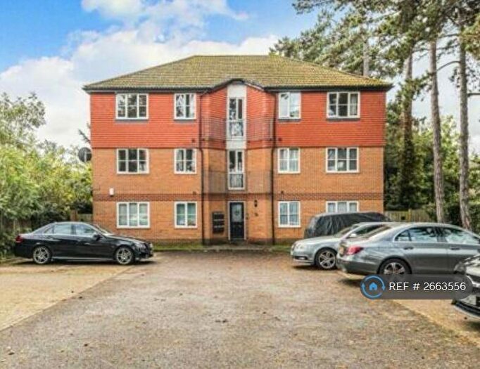 2 Bedroom Flat To Rent In Pineridge Gardens, Reading, RG30