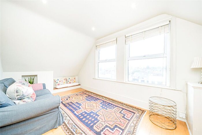 1 Bedroom Flat For Sale In Balham High Road, London, SW17