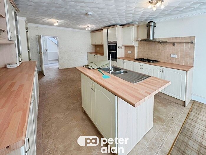 2 Bedroom Property To Rent In High Street, Cowbridge, CF71