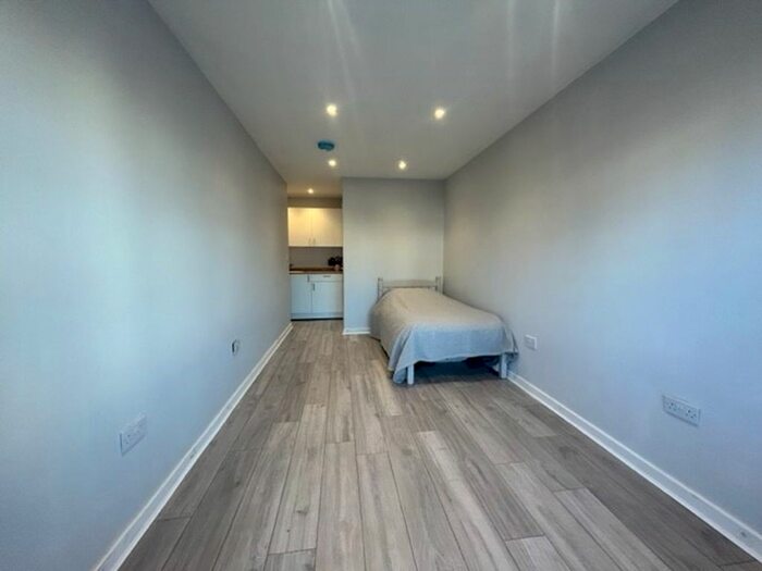 1 Bedroom Flat To Rent In Richlands Avenue, Epsom, KT17