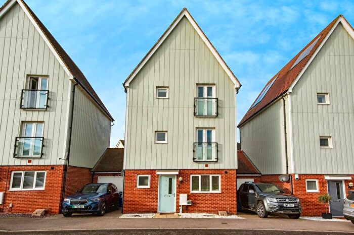 4 Bedroom Town House For Sale In Woodside Close, Grays, RM16