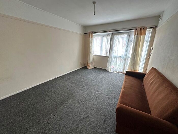 1 Bedroom Flat To Rent In Townsley Close, Luton, Bedfordshire, LU1
