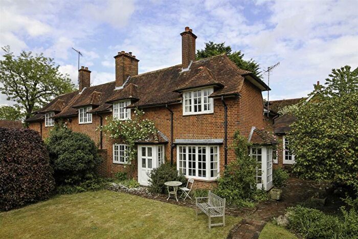 4 Bedroom Semi-Detached House To Rent In Westland Cottage, KT14