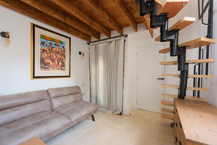1 Bedroom Mews To Rent In Kenwood Road, Kenwood, S7