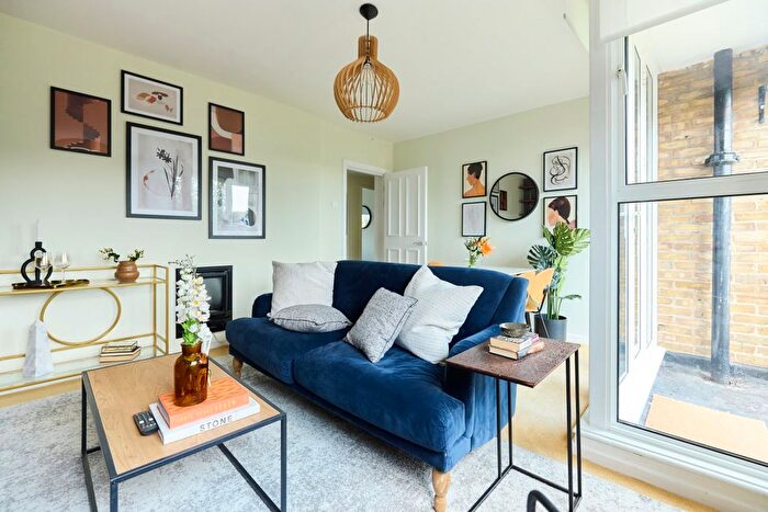 3 Bedroom Flat To Rent In Innes Gardens, London, SW15