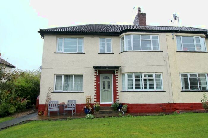 2 Bedroom Apartment To Rent In Redesdale Gardens, Leeds, LS16