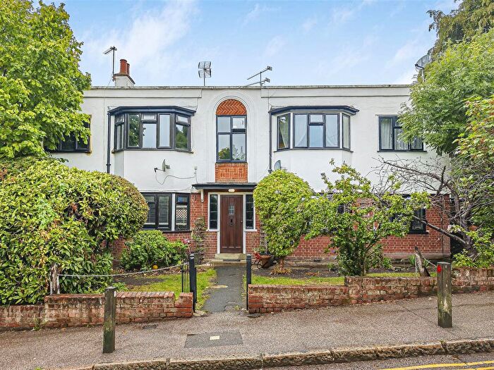2 Bedroom Flat To Rent In York Hill, Loughton, IG10
