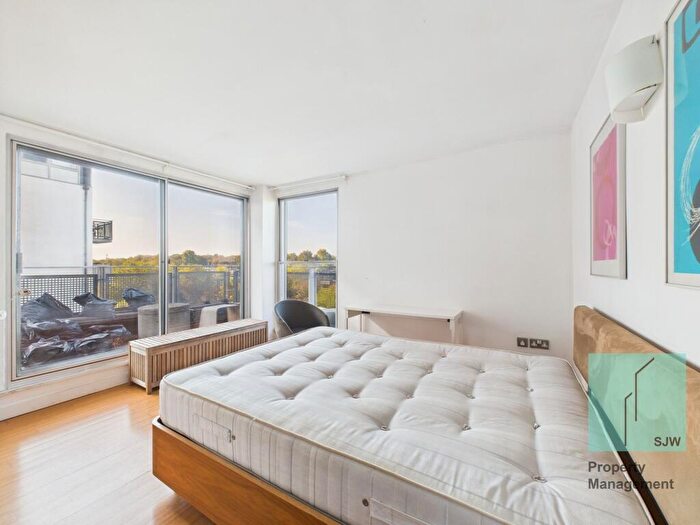 3 Bedroom Apartment To Rent In Deals Gateway, Dakota Building, SE13