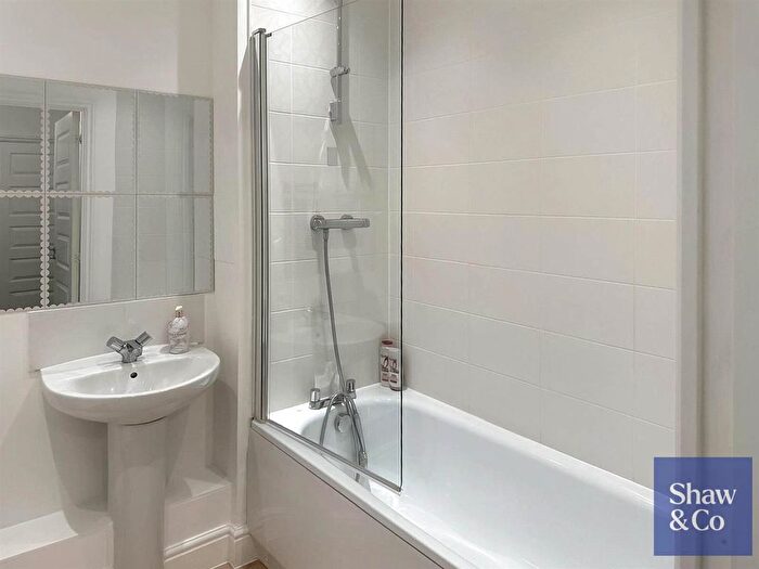 1 Bedroom Flat For Sale In Mayfair Court, Hunting Place, Heston, TW5