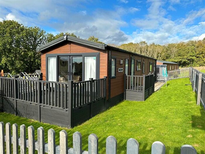 2 Bedroom Mobile/park Home For Sale In Mill Lane, Hawksworth, Leeds, LS20