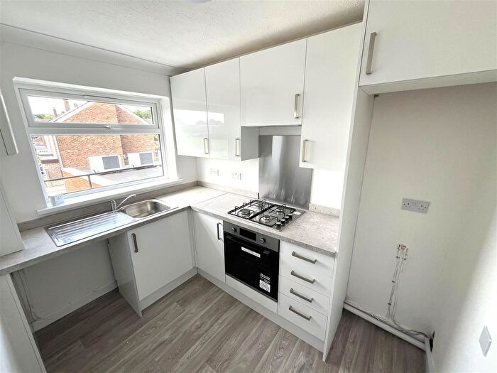 2 Bedroom Flat To Rent In Woodside Drive, Dartford, DA2