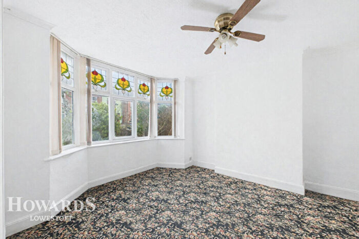 4 Bedroom Semi-Detached House For Sale In Oulton Road North, Oulton, NR32