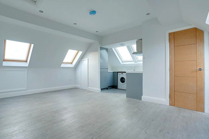 1 Bedroom Apartment To Rent In St. Albans Road East, Hatfield, AL10