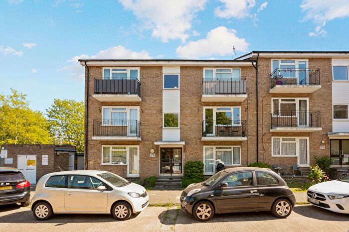 1 Bedroom Flat For Sale In Lockesley Square, Lovelace Gardens, Surbiton, KT6