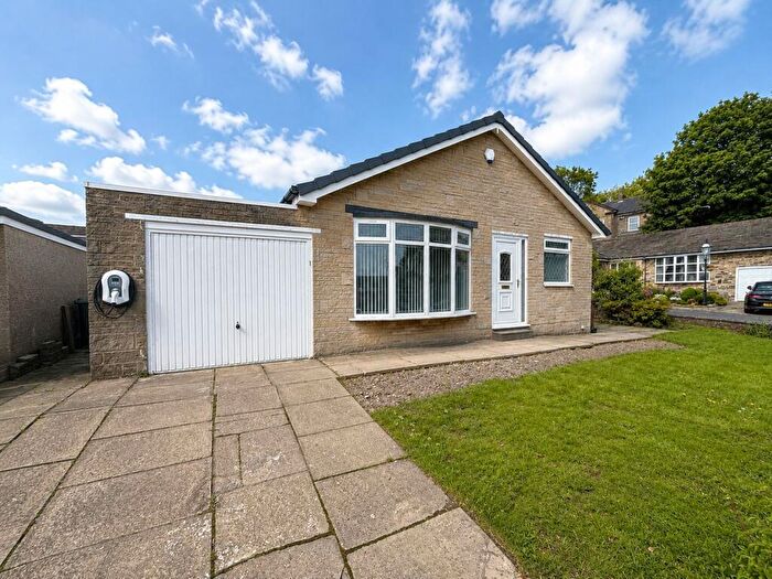 3 Bedroom Detached House For Sale In Oakleigh Grove, Clayton, Bradford, BD14