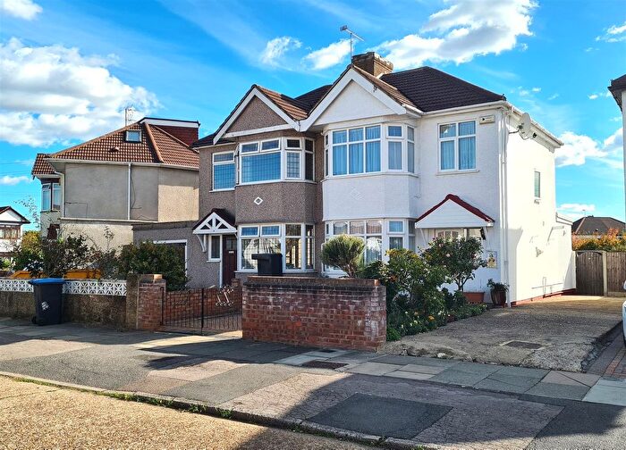 3 Bedroom Semi-Detached House For Sale In Boleyn Avenue, Enfield, EN1
