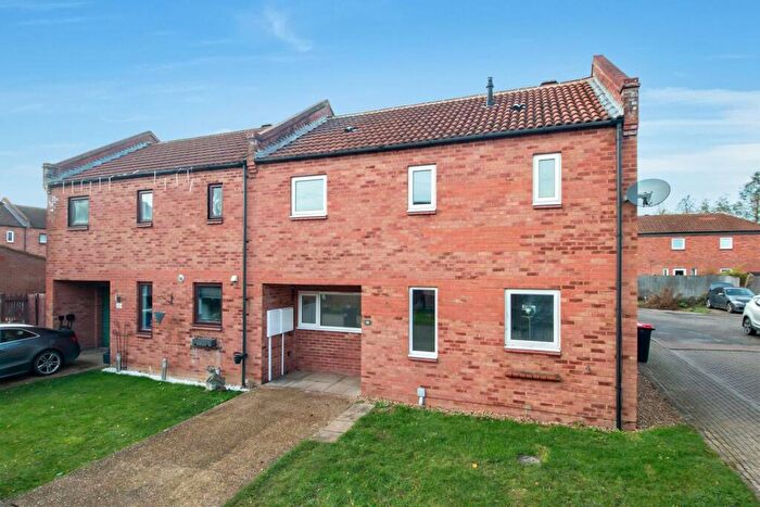 3 Bedroom Semi-Detached Bungalow To Rent In Smeaton Close, Blakelands, Milton Keynes, MK14