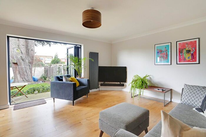 2 Bedroom Ground Maisonette To Rent In Conway Road, Southgate, N14