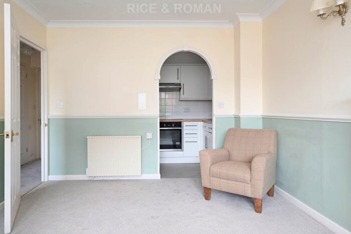 1 Bedroom Flat For Sale In Bridge Court, Weybridge, KT13