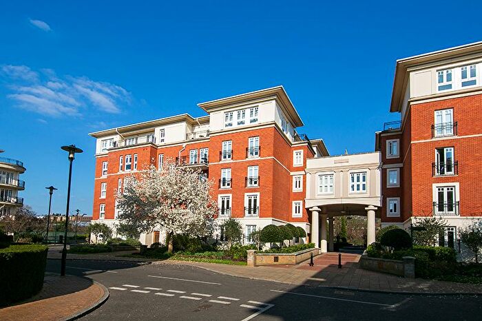 3 Bedroom Flat For Sale In Clevedon Road, Twickenham, TW1