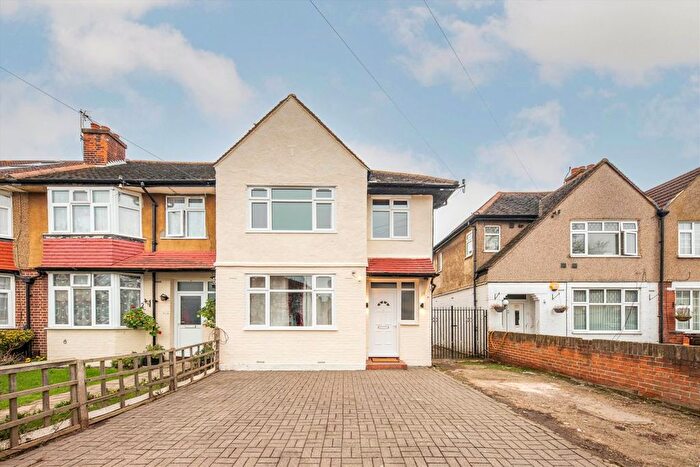3 Bedroom Semi Detached House For Sale In Ellerdine Road, Hounslow, TW3